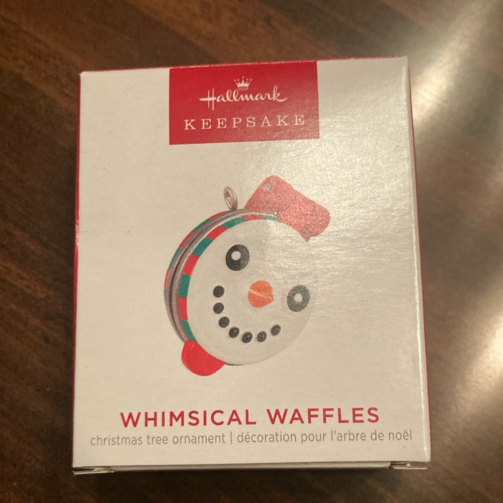 NWT Hallmark keepsake miniature waffle iron snowman adorable snowflake waffle